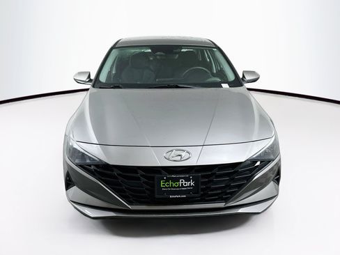 Used 2021 Hyundai Elantra SE FWD image 2