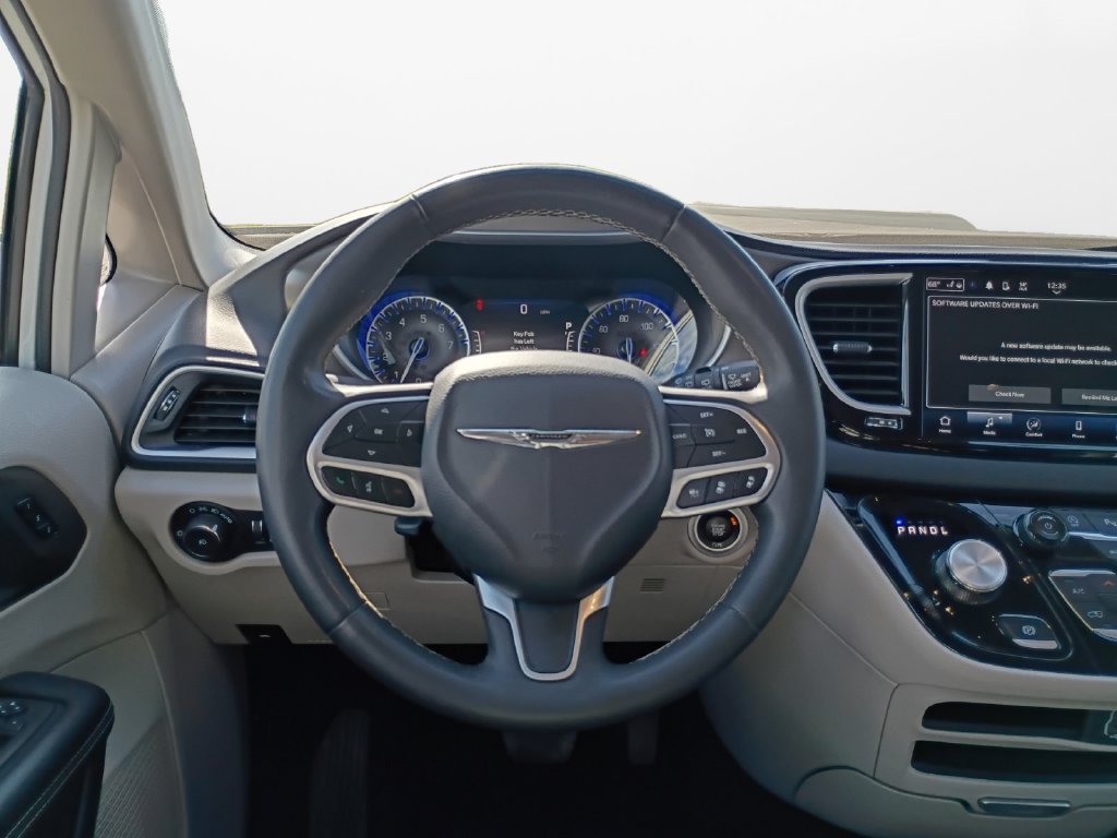 Used 2024 Chrysler Pacifica Touring-L FWD image 14