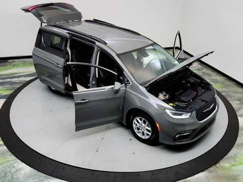 Used 2022 Chrysler Pacifica Touring-L FWD image 36