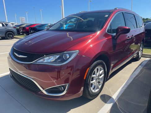 Used 2020 Chrysler Pacifica Touring-L FWD image 1