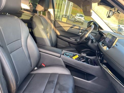 Used 2024 Nissan Rogue SL image 8