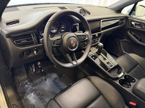 Certified 2025 Porsche Macan image 4
