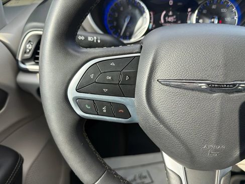 Used 2023 Chrysler Pacifica Touring-L FWD image 15
