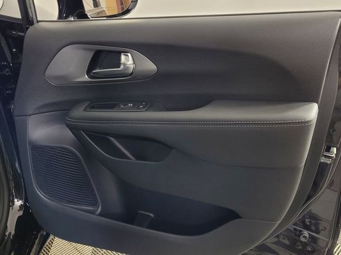 New 2026 Chrysler Pacifica Select image 33