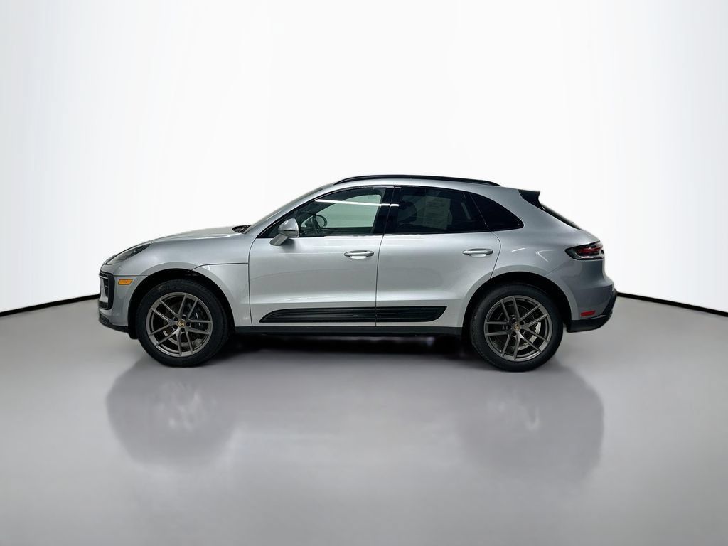 Certified 2025 Porsche Macan AWD/4WD image 2