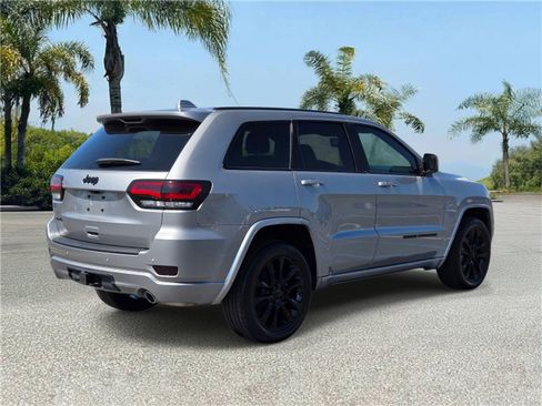Used 2021 Jeep Grand Cherokee Laredo X AWD/4WD image 4