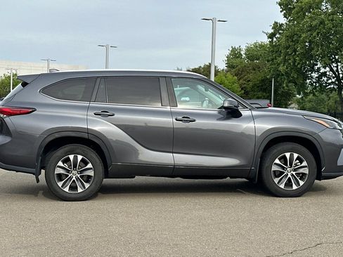 Used 2023 Toyota Highlander XLE AWD/4WD image 3