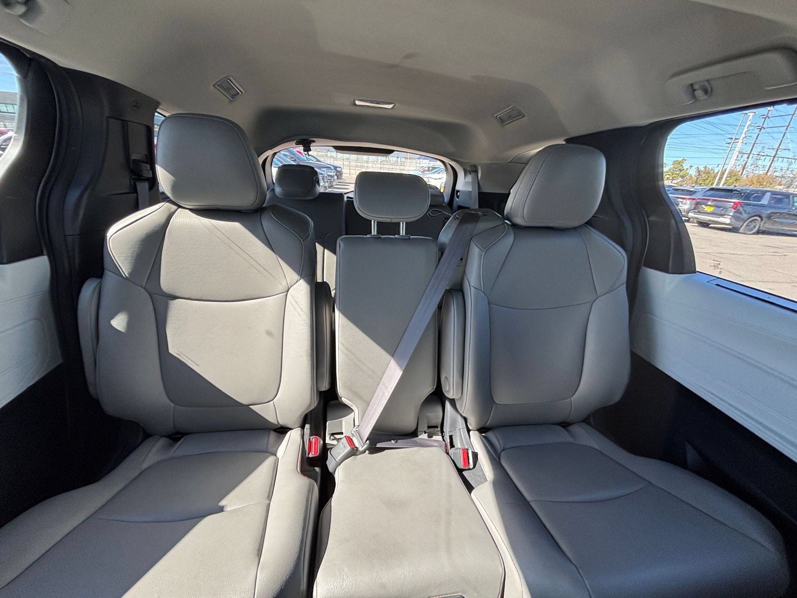 Used 2025 Toyota Sienna XLE FWD image 40