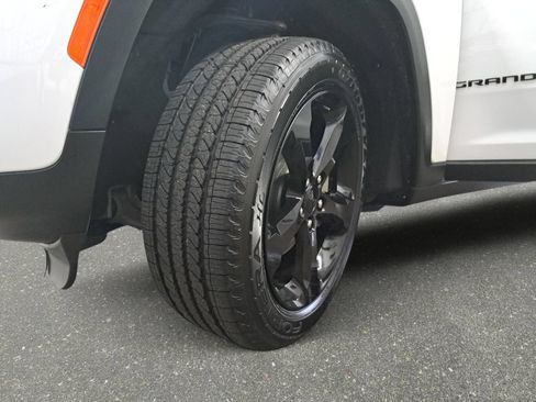 Certified 2024 Jeep Grand Cherokee Altitude AWD/4WD image 31