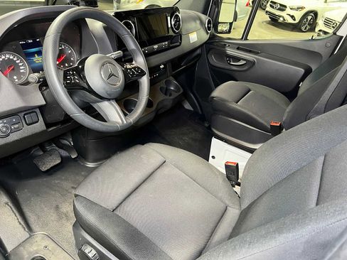 Used 2025 Mercedes-Benz Sprinter 2500 image 22