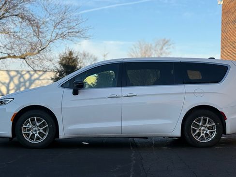 Used 2025 Chrysler Pacifica Select image 4