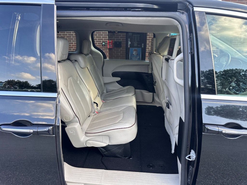 Used 2017 Chrysler Pacifica Limited w/ UConnect Theater Package FWD image 18