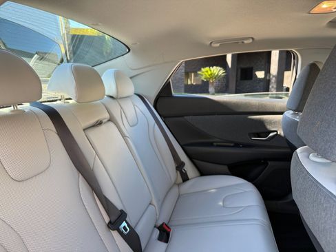 Used 2025 Hyundai Elantra Limited image 18