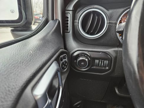 Used 2018 Jeep Wrangler Unlimited Sahara image 12