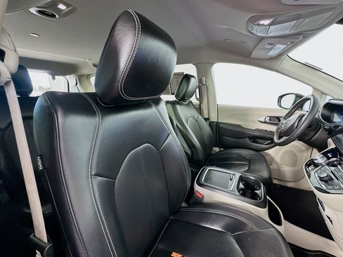 Used 2022 Chrysler Pacifica Touring-L FWD image 28