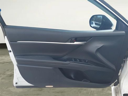 Used 2018 Toyota Camry SE image 18