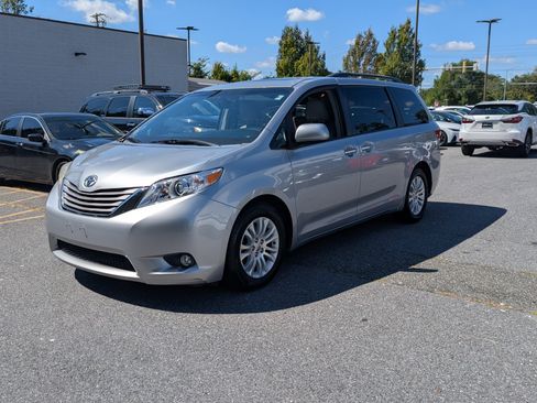 Used 2015 Toyota Sienna XLE image 7