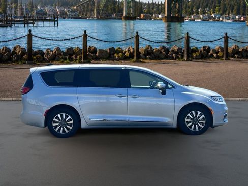 Used 2023 Chrysler Pacifica Limited w/ Uconnect Theater Family Group FWD image 10
