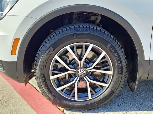 Used 2020 Volkswagen Tiguan SE w/ Panoramic Sunroof Package image 5