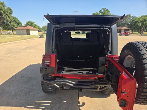 Used 2014 Jeep Wrangler Unlimited Sahara AWD/4WD image 30