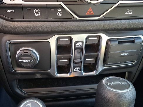 Used 2025 Jeep Gladiator Sport image 15