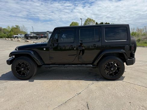 Used 2013 Jeep Wrangler Unlimited Sahara w/ Dual Top Group AWD/4WD image 8
