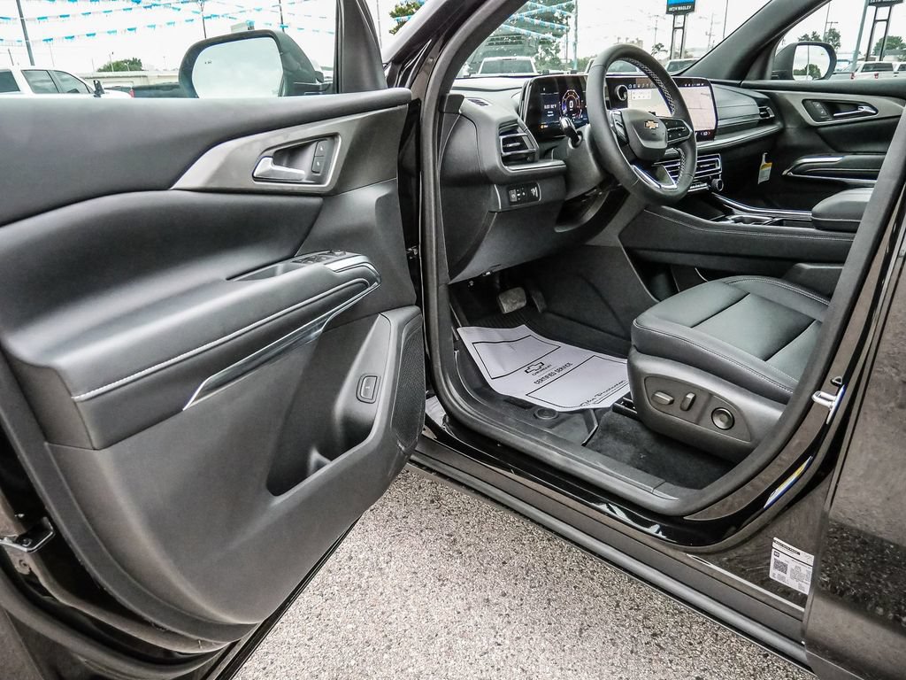 New 2027 Chevrolet Traverse LT w/ Driver Confidence Package FWD image 32