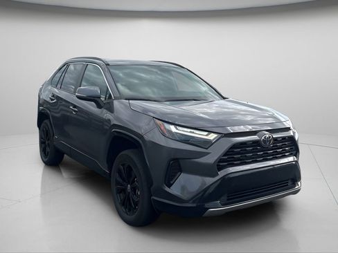 Used 2025 Toyota RAV4 SE w/ Convenience Package image 2