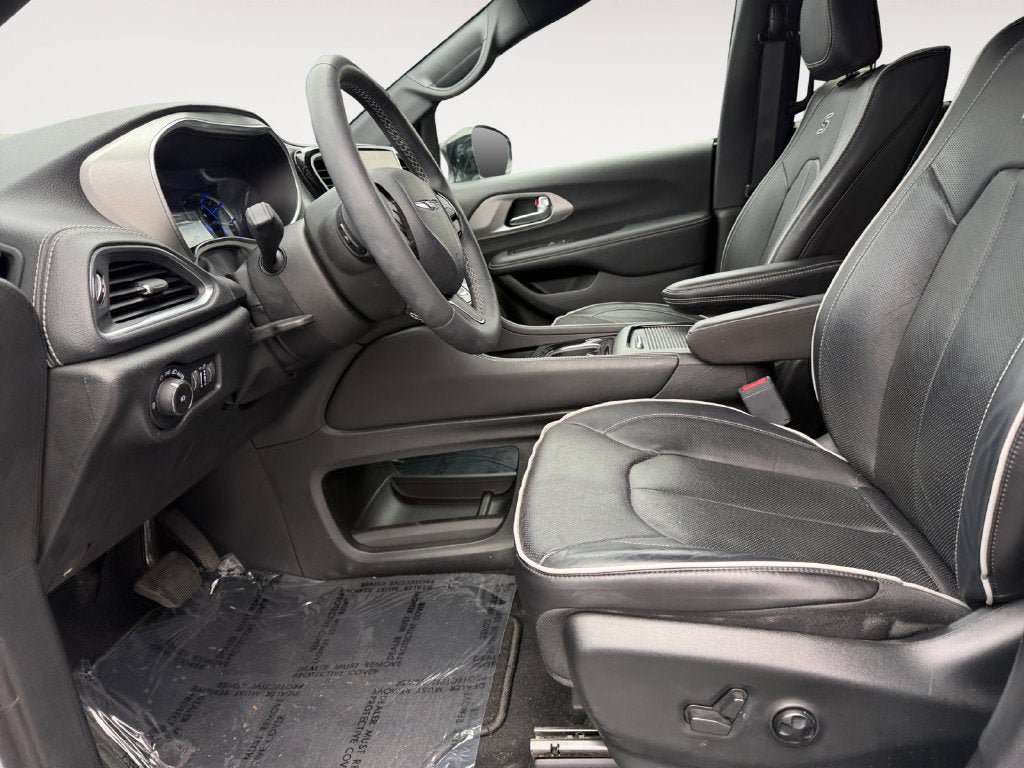 Used 2023 Chrysler Pacifica Limited w/ Uconnect Theater Family Group FWD image 6