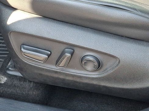 Used 2023 Toyota Highlander XLE AWD/4WD image 13