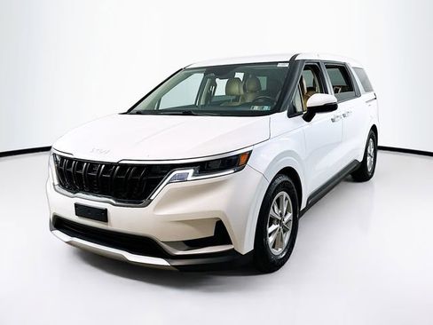 Used 2023 Kia Carnival LX image 4