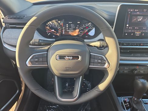 Used 2025 Jeep Compass Latitude image 5