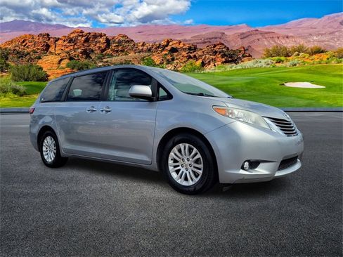 Used 2015 Toyota Sienna XLE image 2