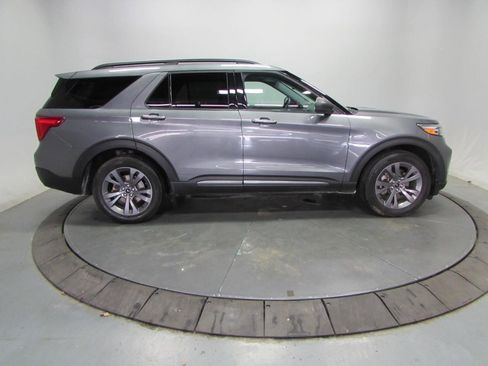 Used 2021 Ford Explorer XLT w/ Equipment Group 202A AWD/4WD image 8