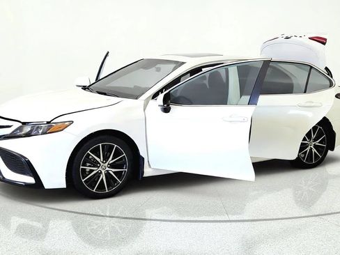Used 2024 Toyota Camry SE w/ Cold Weather Package FWD image 9
