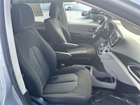 Used 2022 Chrysler Voyager LX image 28