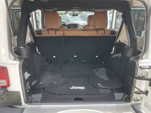 Used 2017 Jeep Wrangler Unlimited Sahara w/ Connectivity Group AWD/4WD image 23