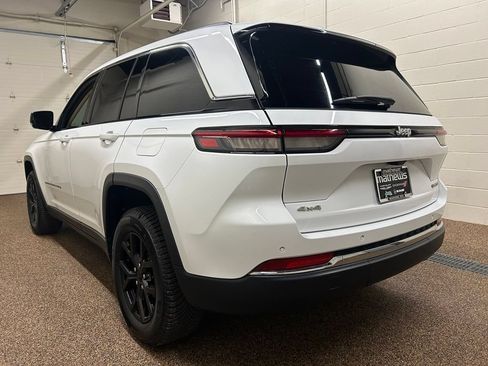 Used 2022 Jeep Grand Cherokee Limited AWD/4WD image 4