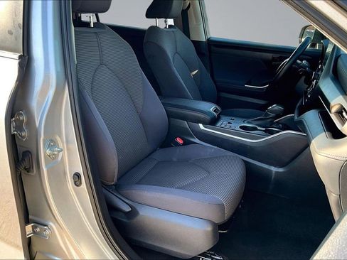 Used 2023 Toyota Highlander LE FWD image 28