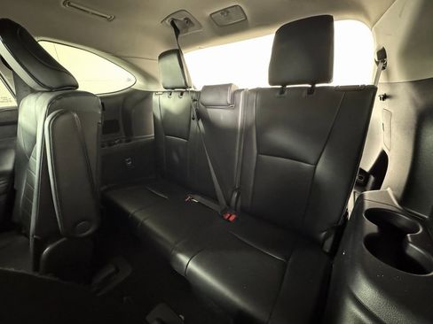 Used 2024 Toyota Highlander LE image 18