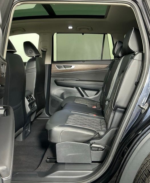 Used 2024 Volkswagen Atlas SEL Premium R-Line AWD/4WD image 21