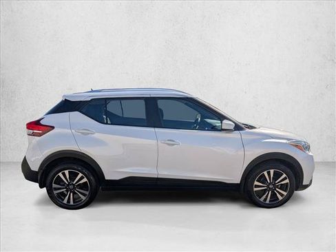 Used 2018 Nissan Kicks SV FWD image 4
