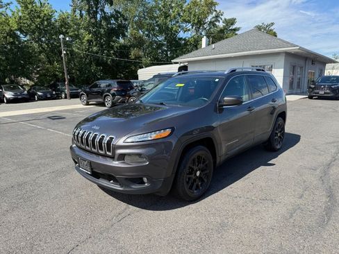 Used 2016 Jeep Cherokee Latitude w/ Comfort/Convenience Group AWD/4WD image 3