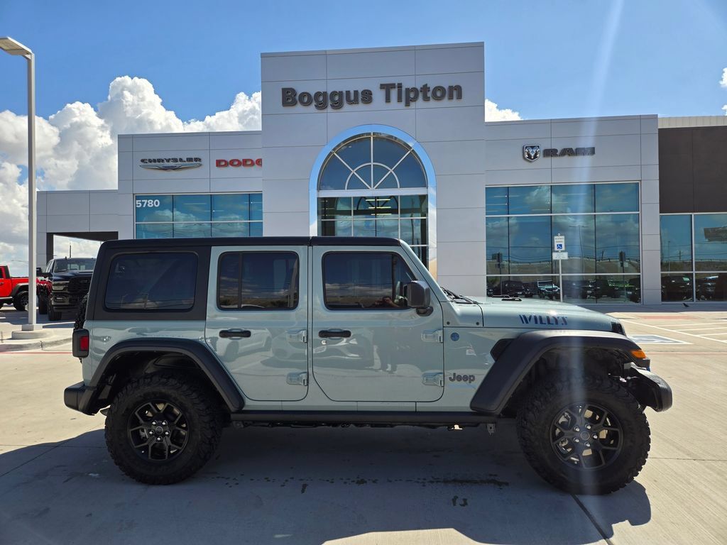 Used 2024 Jeep Wrangler Unlimited AWD/4WD image 2