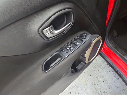 Used 2015 Jeep Renegade Latitude w/ Cold Weather Group AWD/4WD image 31