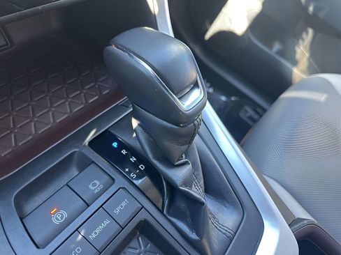 Used 2019 Toyota RAV4 Limited image 17