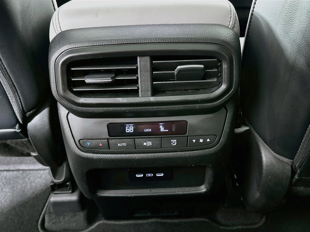 Used 2025 Honda Pilot Touring image 4