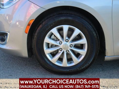 Used 2018 Chrysler Pacifica Touring-L image 9