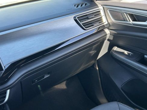 Used 2024 Volkswagen Atlas Cross Sport SE AWD/4WD image 18