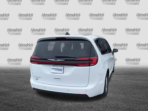 Used 2025 Chrysler Pacifica Select FWD image 8